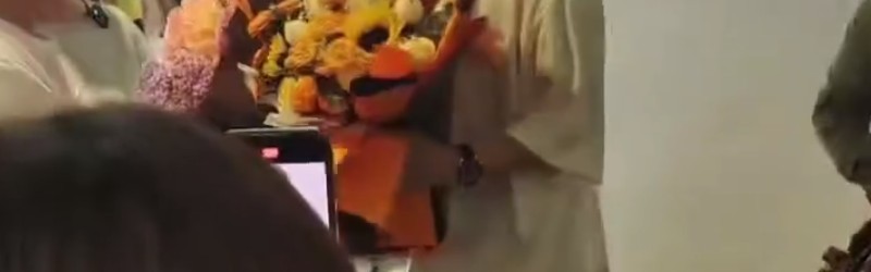 亚博体育-林诗栋落地海南妈妈接机！石头全程笑容不断 世排重返前5冲破心魔